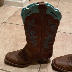 Pair of size 7 1/2 Justin western boots size 7.5 which is 7 1/2